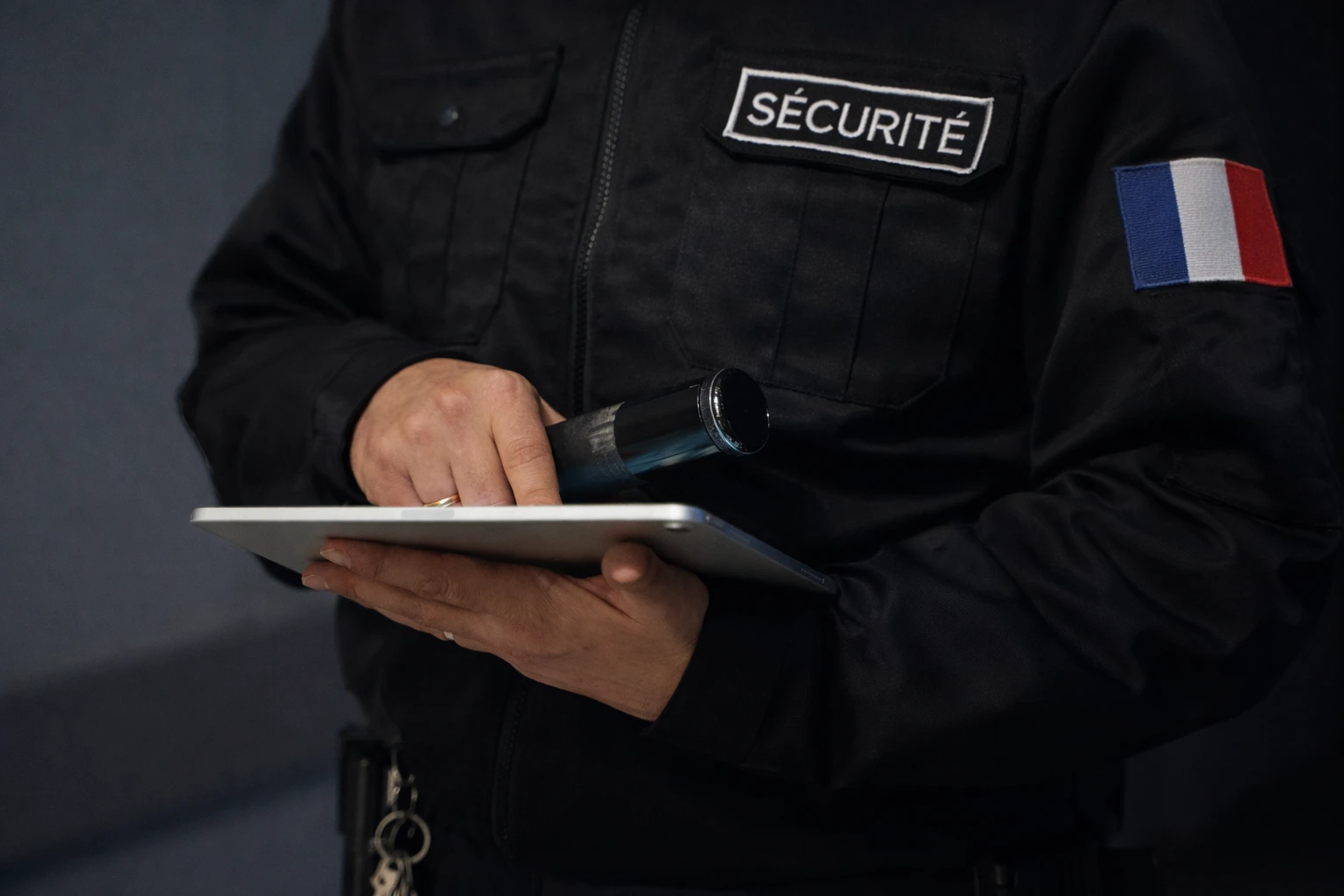 Agent de sécurité privée qui utilise une tablette comme outil de travail