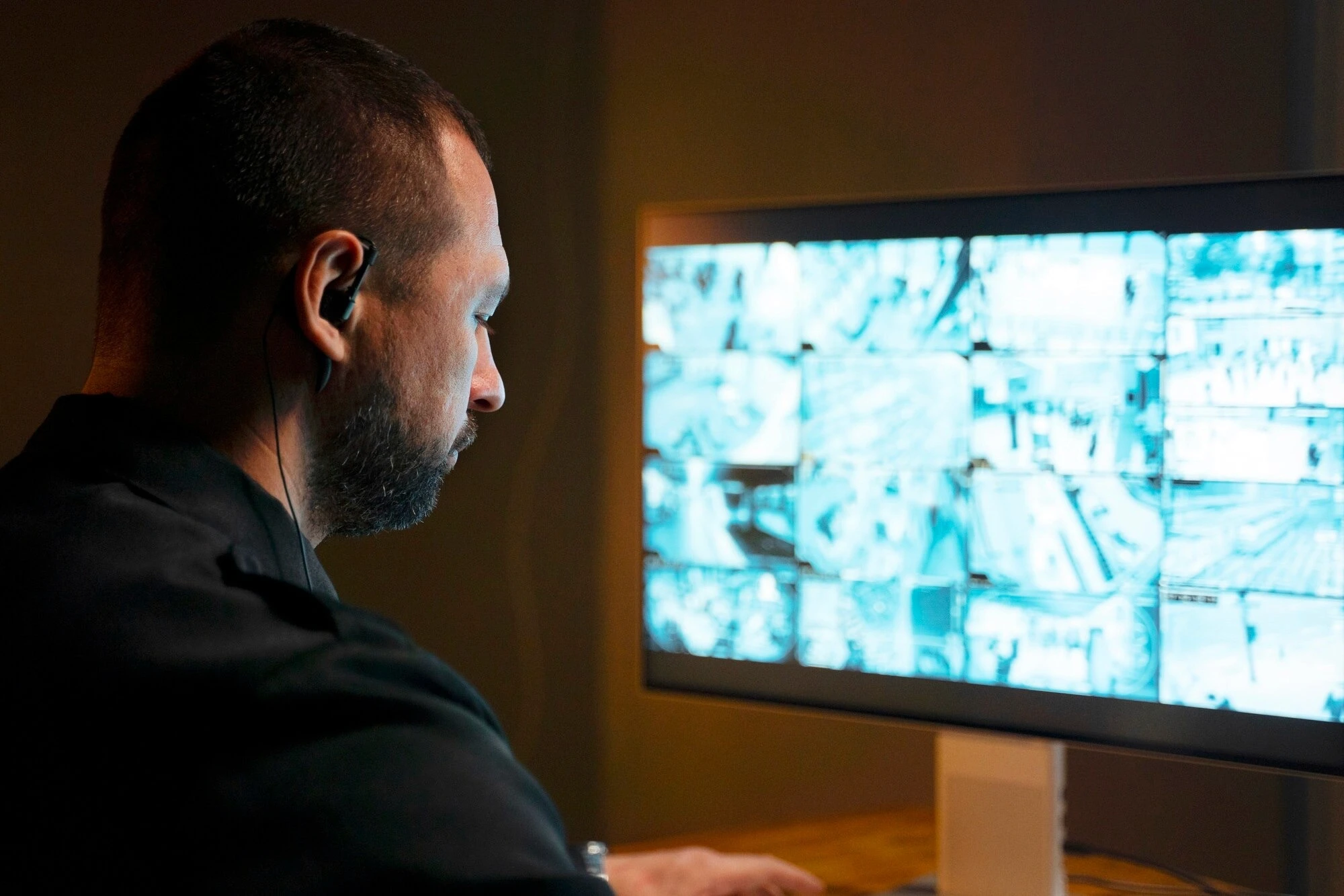 Agent de sécurité privée qui surveille un poste de surveillance